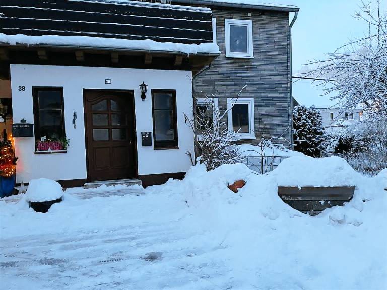 Vacation home with terrace, fast internet & garden | Garden view — photo 3