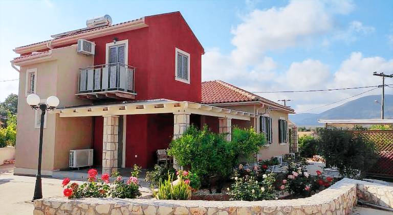 Villa with grill, patio & jacuzzi | Pets are welcome in Kefalonia
