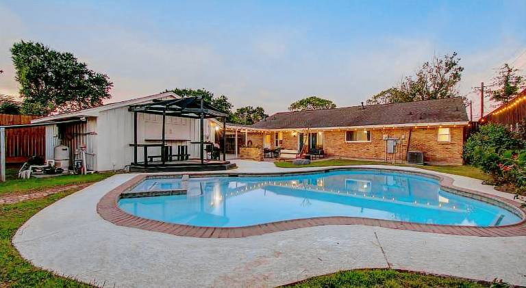 Fully equipped vacation home with yard & private pool | Dogs allowed — photo 3