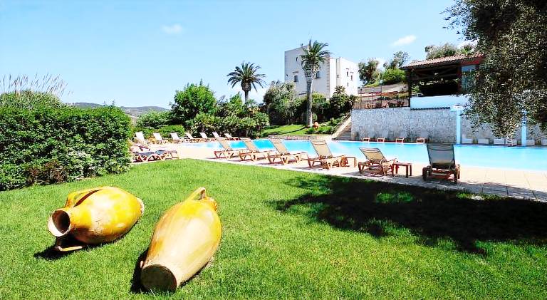 Farm with yard, terrace & pool in Peschici