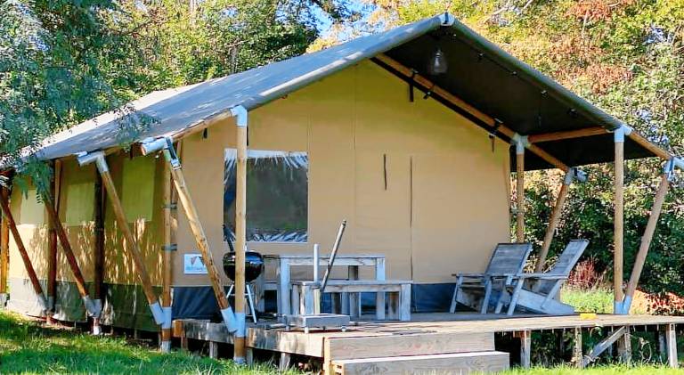 Tent with terrace, yard & pool in Montlucon