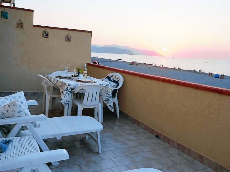 Rental apartment with terrace, BBQ & yard — photo 2