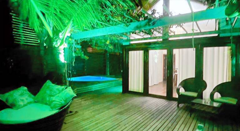 Lodge with garden, pool & terrace | Pets allowed — photo 2