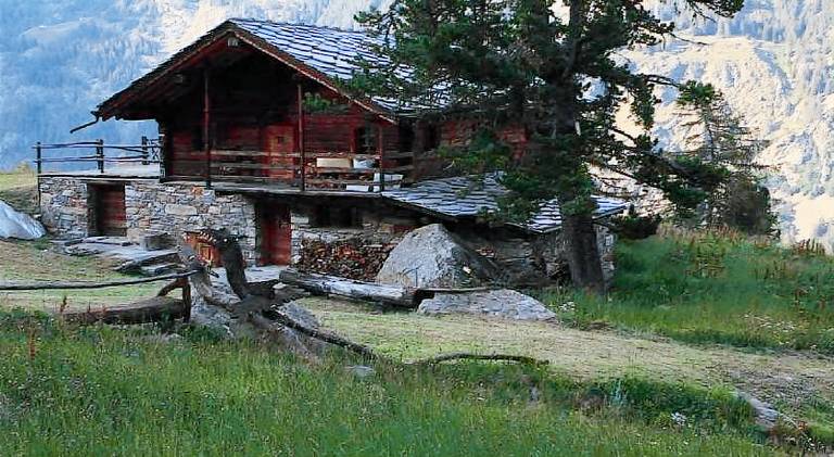 Chalet with patio, grill & garden in Aosta