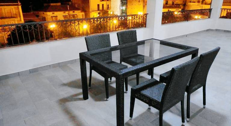 Nice serviced apartment with patio | Pets allowed — photo 3