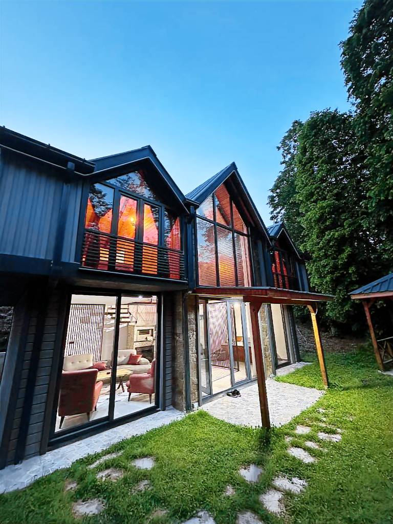 Bungalow with pool, BBQ & yard — photo 3