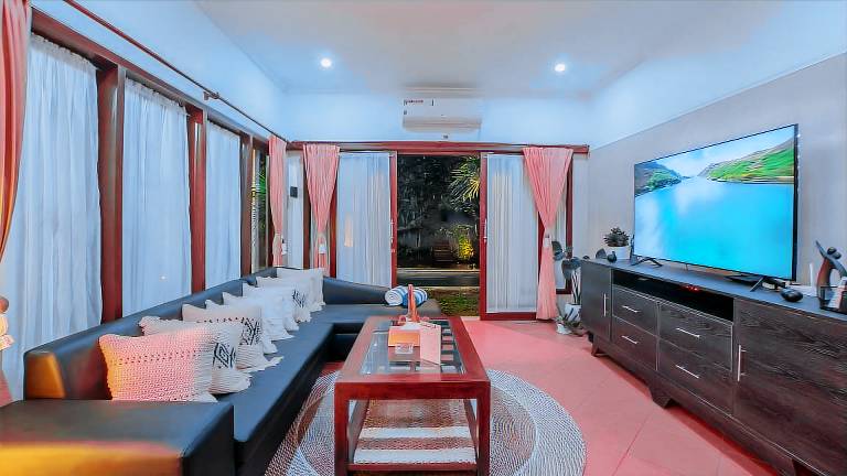 Villa with terrace, garden & pool | Suitable for remote work — photo 2