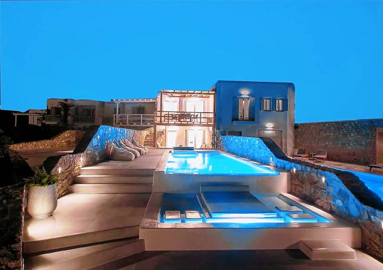 Villa with pool — photo 4