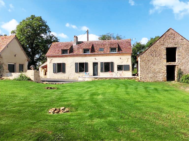 Cottage with yard in Mayenne