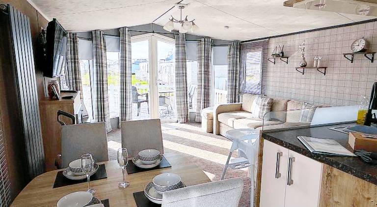 Sunnymede i2 - Hot tub caravan with ramped decking, pet friendly - Meadow Lakes Caravan & Lodge Hire — photo 3
