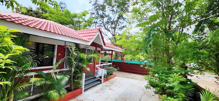 House with grill, pool & garden | Pet-friendly in Nashik