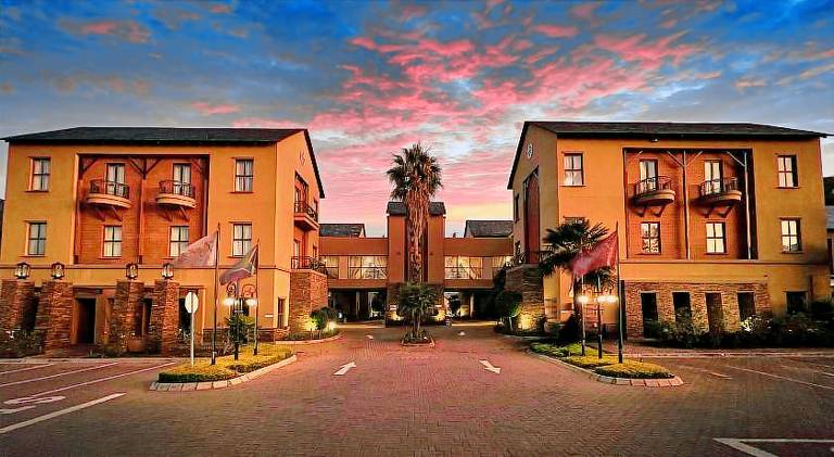 Tayfin Royale Hotel & Conference Centre