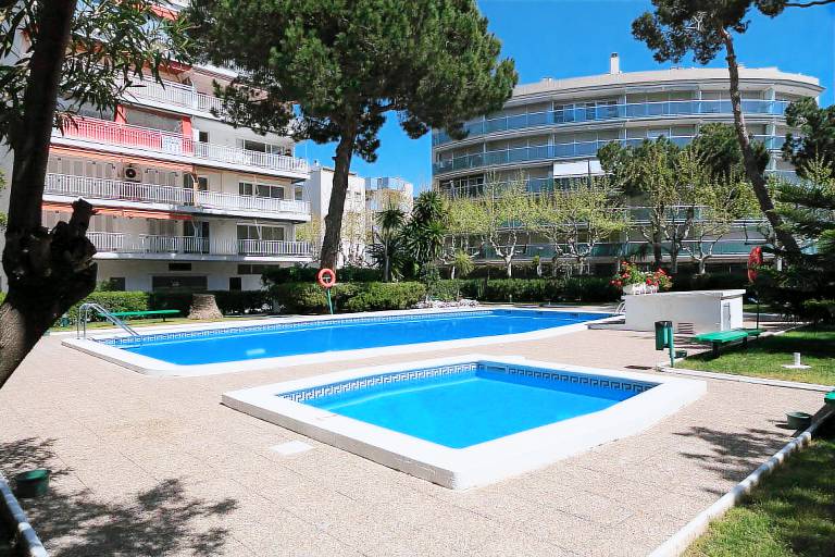 Child-friendly apartment with terrace, pool & garden | Beach nearby | Pets are welcome in Cambrils