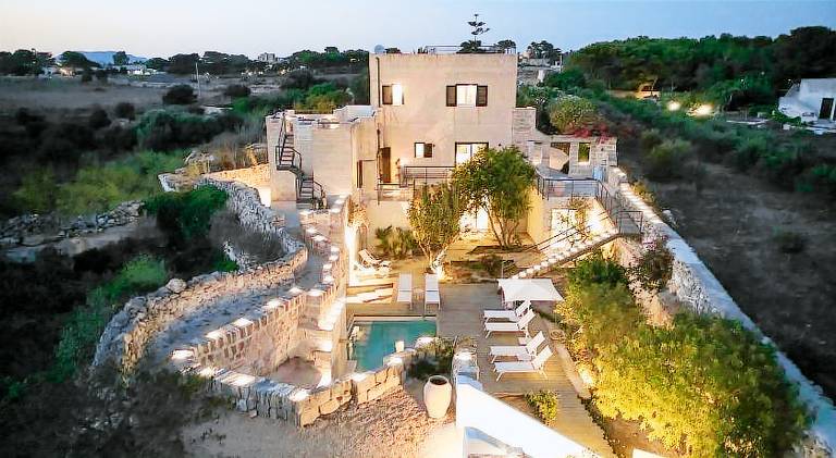 Serviced apartment with pool, terrace & garden in Favignana