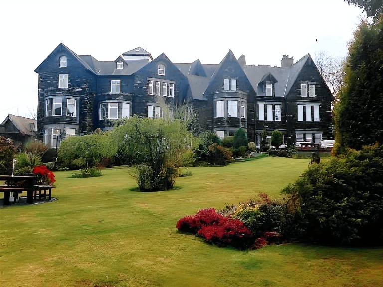 Serviced apartment with yard | Pet-friendly in Keswick