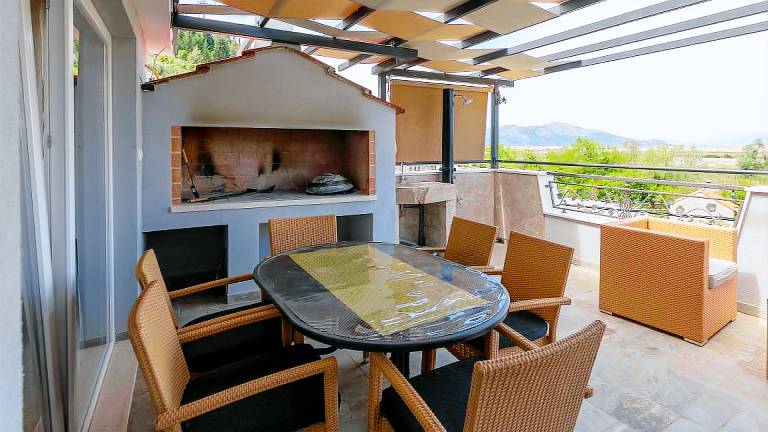 Villa with garden, grill & hot tub — photo 4