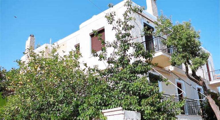 Rental apartment with garden & terrace in Aegina