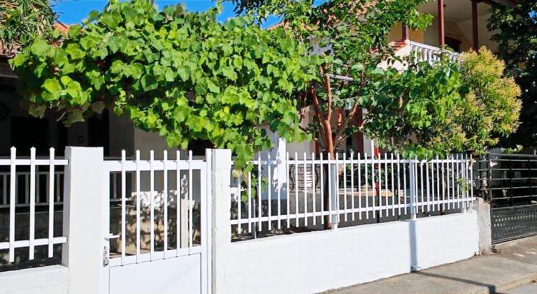 Charming vacation home with barbecue, yard & terrace | Close to the beach | Pets allowed — photo 3