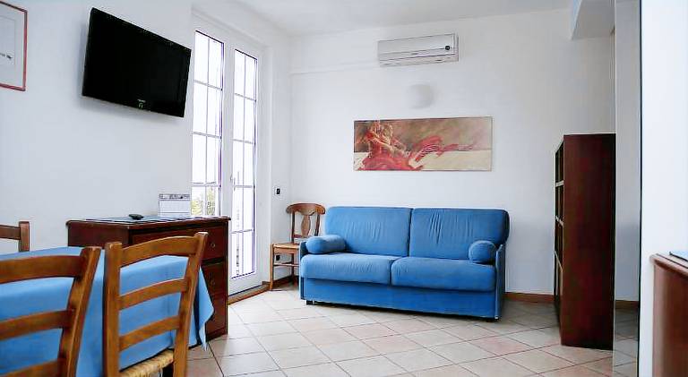 Serviced apartment with patio, yard & pool | Pets are welcome — photo 2