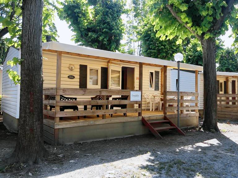 Mobile home with terrace, yard & pool | Garden view — photo 3