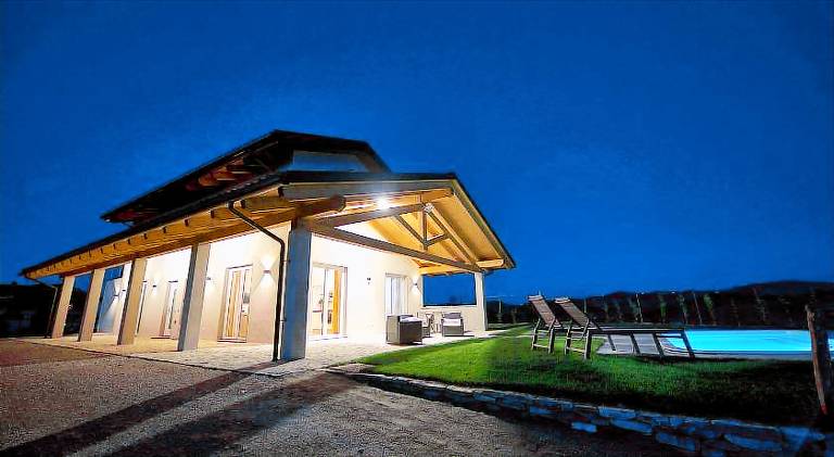 Rental apartment with jacuzzi, yard & patio — photo 4