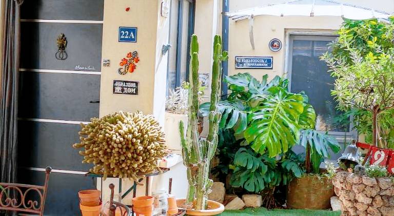 Apartment with private pool, yard & barbeque — photo 4