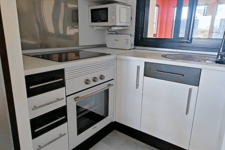 Holiday apartment with patio, pool & BBQ | Sea view | Dogs allowed — photo 4