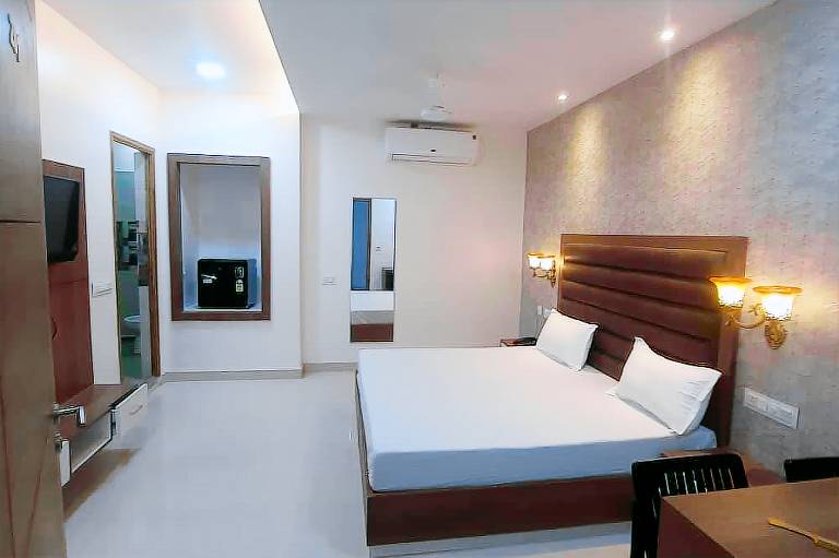 THE HIGHCLASS HOTEL