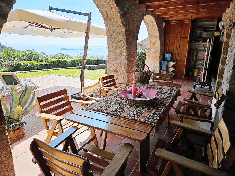 Villa with yard, barbeque & private pool — photo 3