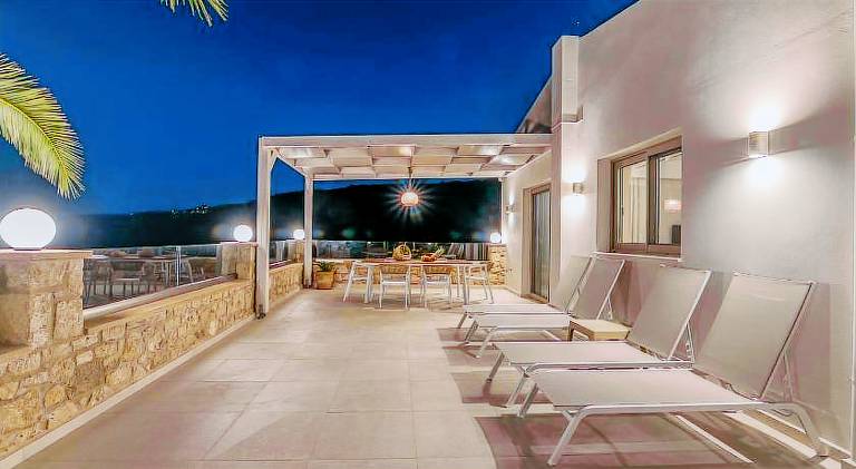 Apartment with BBQ, terrace & yard — photo 4