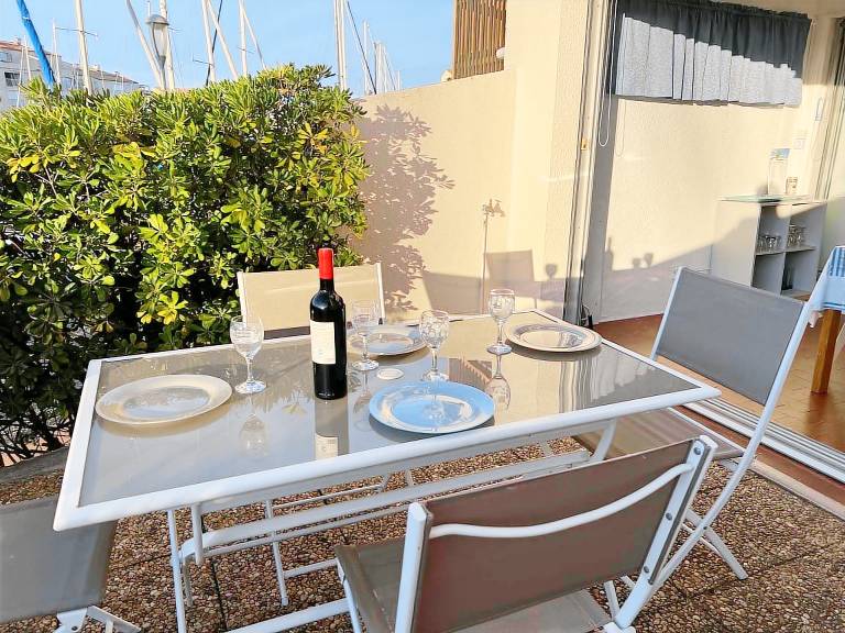 Studio cabin with parking, washing machine, dishwasher, near beach and shops in Agde