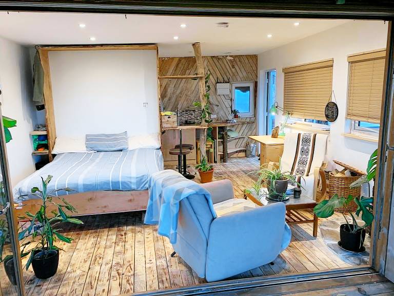 Studio flat Llanelli