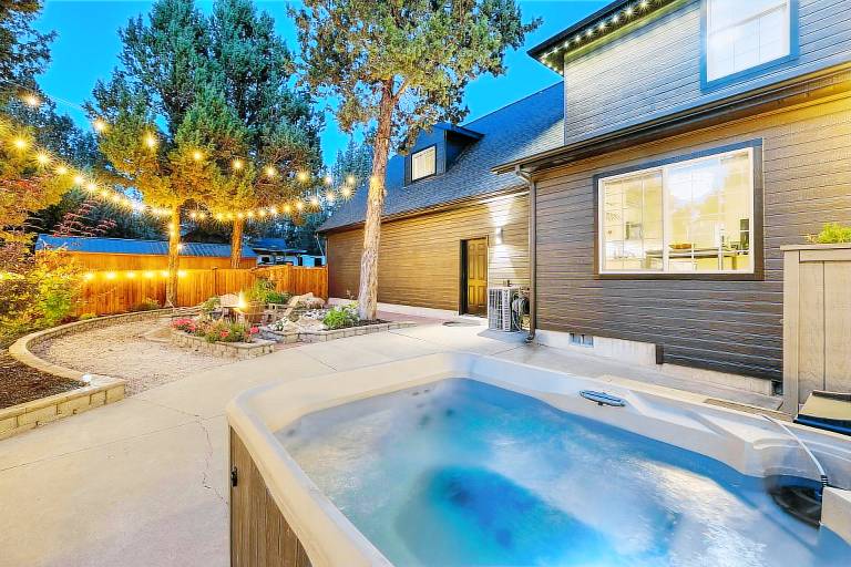 New! Wildwood Manor Salt Water Hot Tub Dog Friendly Fire Pit — photo 2