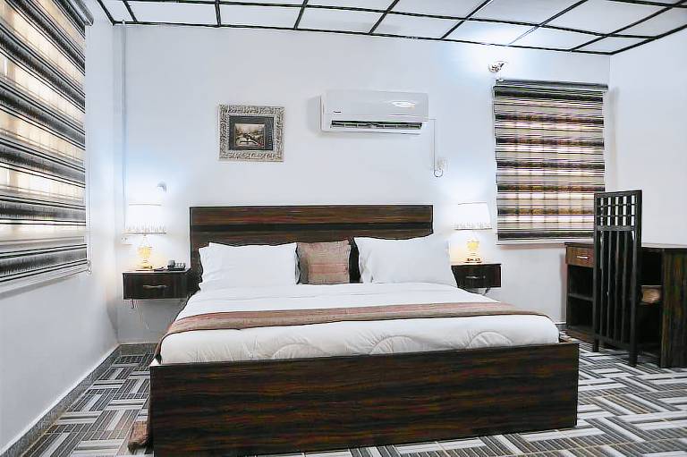 Jolie Suites