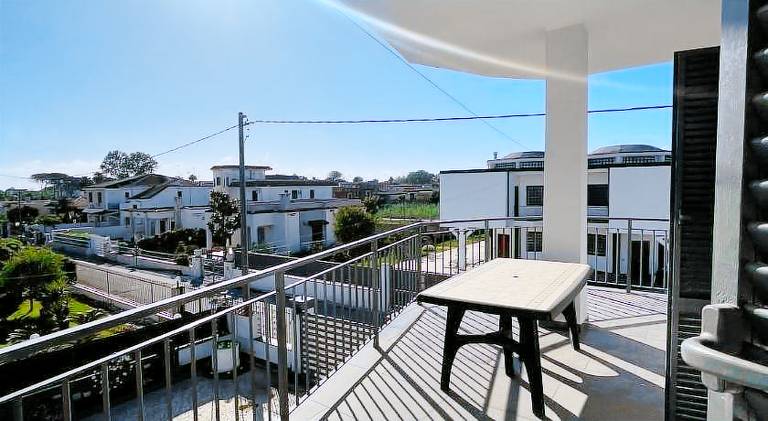 Serviced apartment with patio — photo 3