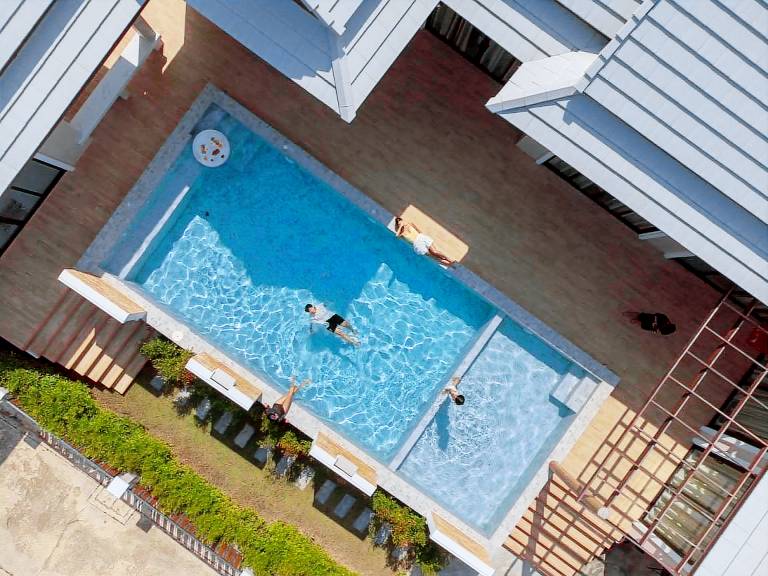 Villa with yard, pool & grill | Perfect for remote work — photo 3