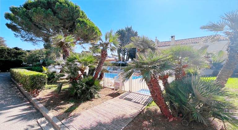 Fully equipped apartment with BBQ, private pool & patio | Next to the beach | Pets allowed — photo 3