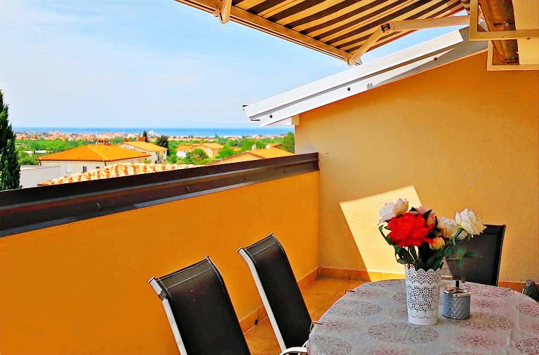 Apartment with terrace, grill & garden in Umag