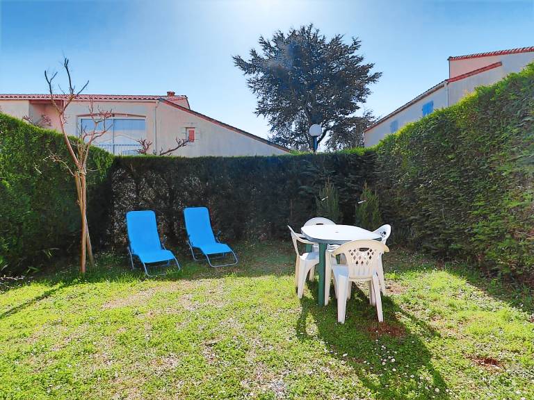 Holiday apartment with garden & barbecue in Royan