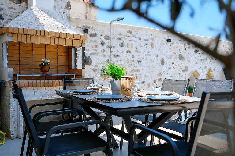 Villa with BBQ, private pool & patio — photo 5