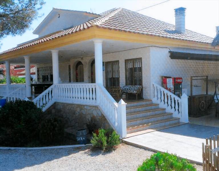 Family-friendly beautiful house with barbeque, patio & heated pool | Pets allowed — photo 2