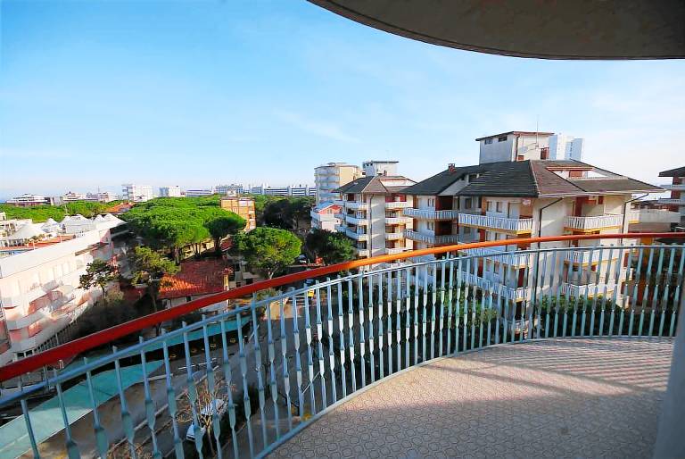 Rental apartment with yard & pool — photo 2