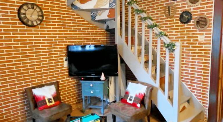 Vacation home with jacuzzi | Pets are welcome — photo 3