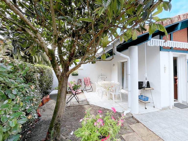 Villa with yard — photo 2