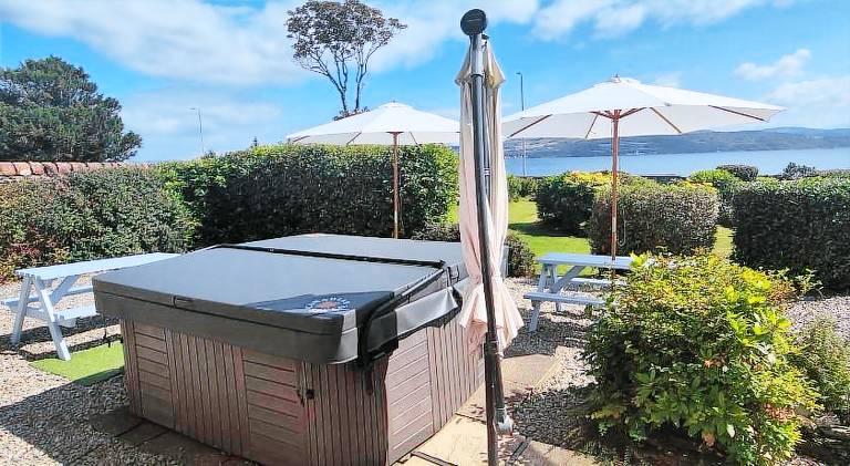 Vacation home with BBQ, jacuzzi & patio in Dunoon