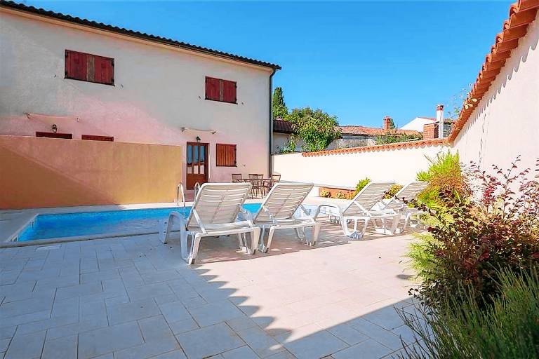Child-friendly pleasant house with barbecue, garden & private pool | Pool view | Perfect for remote work | Pets allowed — photo 3