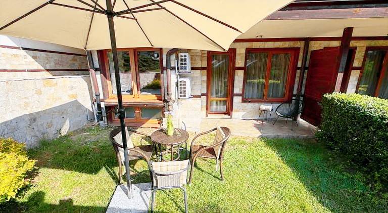 Apartment with garden — photo 4