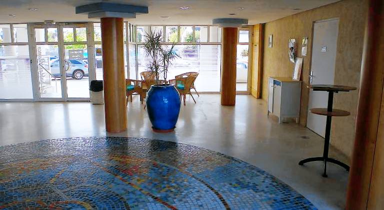 Apartment with pool — photo 4