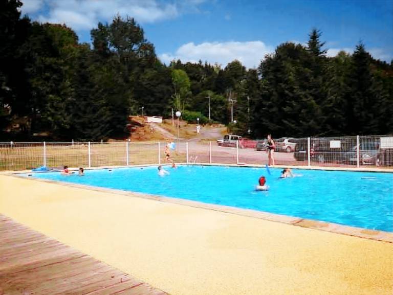 Chalet with pool & patio — photo 5