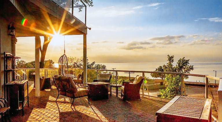 Fully equipped lovely vacation home with hot tub, barbecue & patio | Beach nearby | Perfect for remote work | Dogs allowed in Indiana